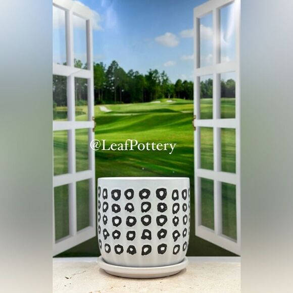 White Panther (MD) Ceramic Planter Pot with Saucer Attached - Picture 5 of 9